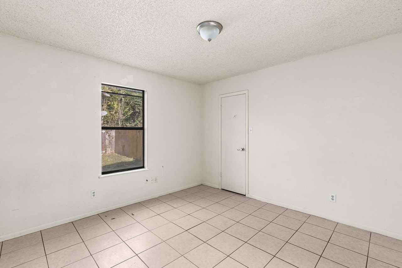 3627 Colcord Ave - Photo 5 of 10