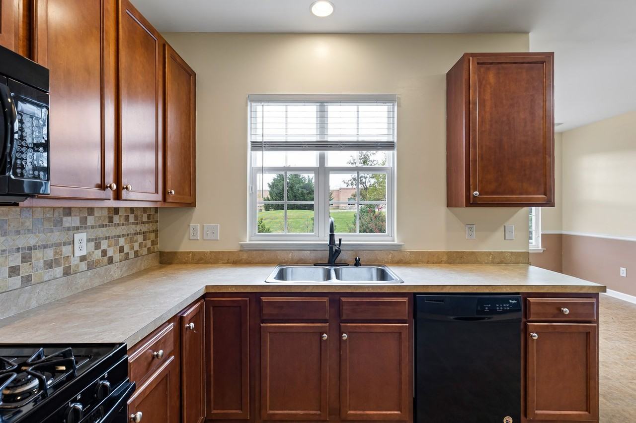 325 Wilmore Dr - Photo 3 of 19