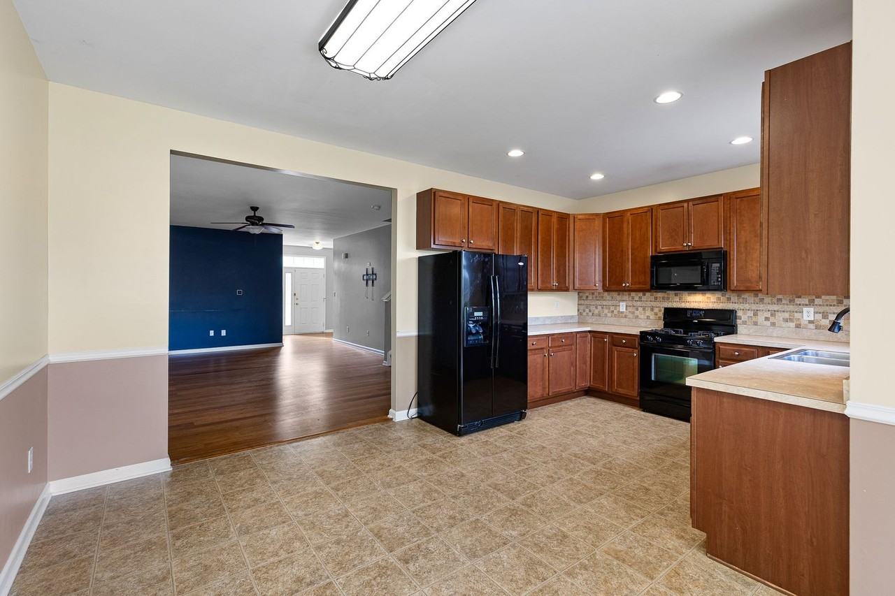 325 Wilmore Dr - Photo 4 of 19