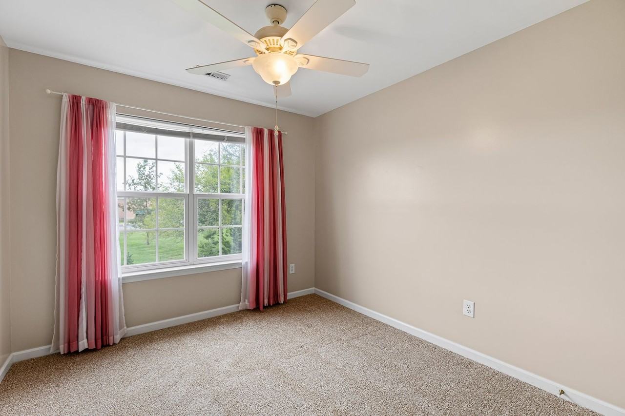 325 Wilmore Dr - Photo 5 of 19
