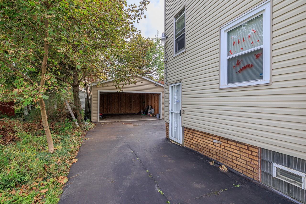 949 Helmsdale Rd - Photo 3 of 3