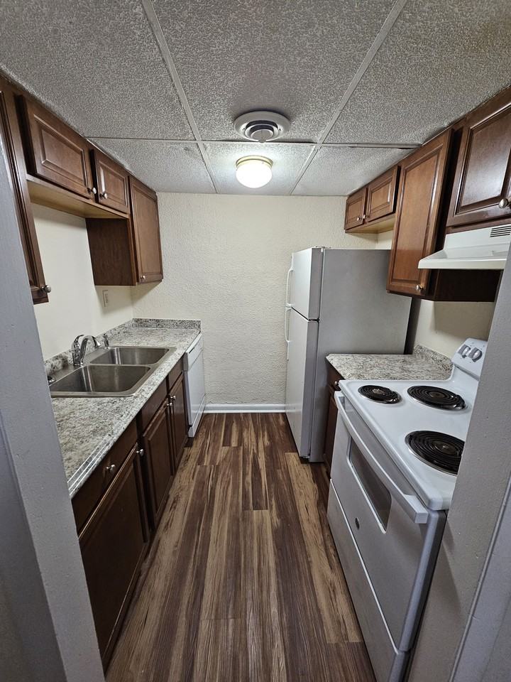 1019 Kent Ave - Photo 3 of 12