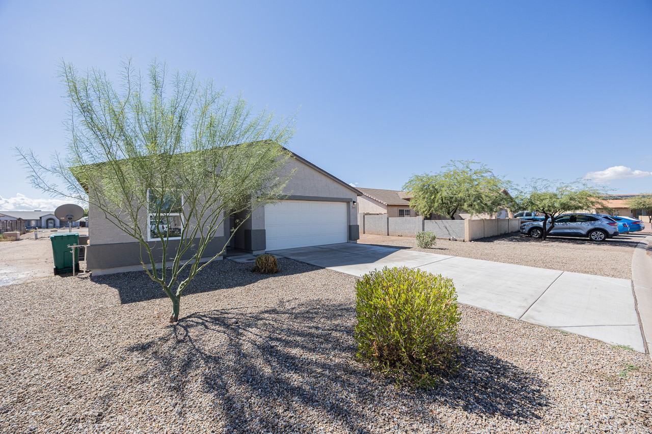 8693 W Valdez Dr - Photo 3 of 25