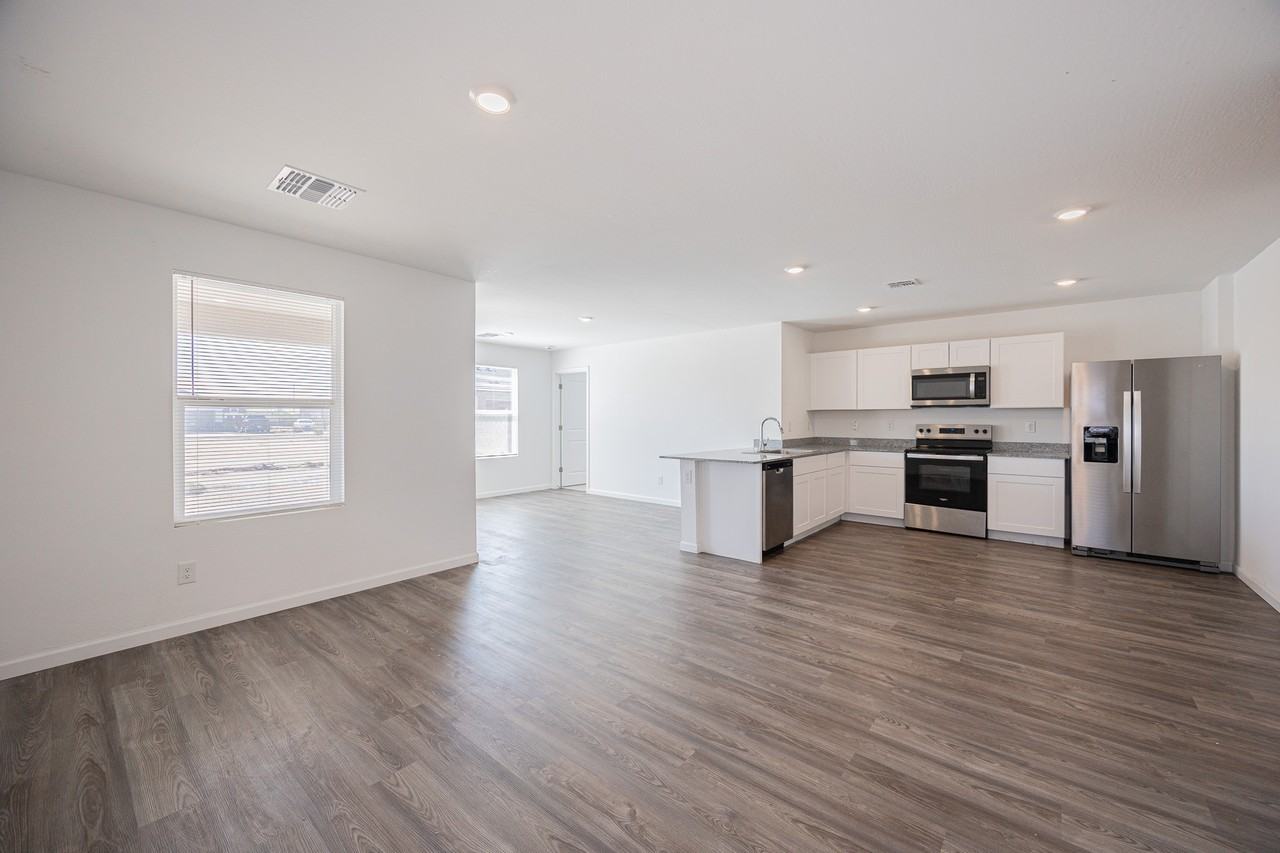 8693 W Valdez Dr - Photo 4 of 25