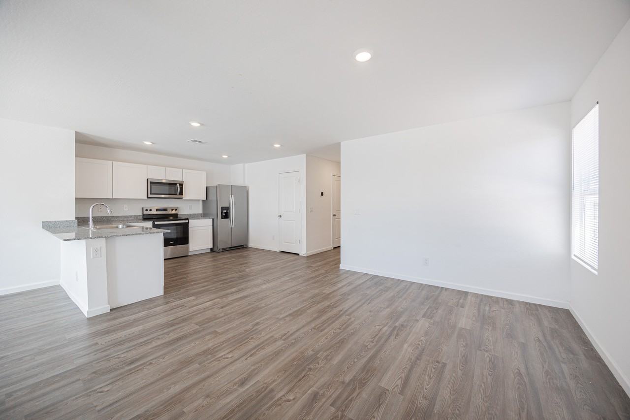 8693 W Valdez Dr - Photo 5 of 25