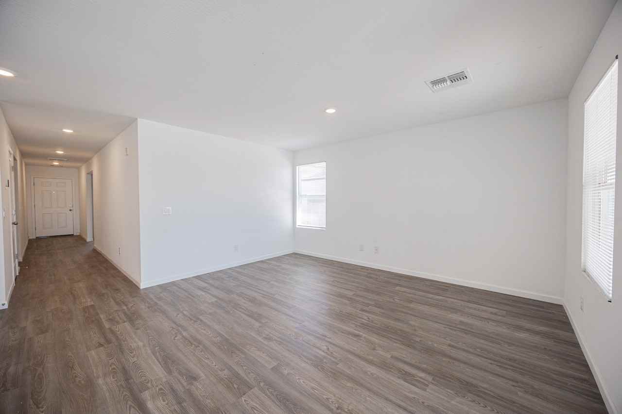 8693 W Valdez Dr - Photo 7 of 25