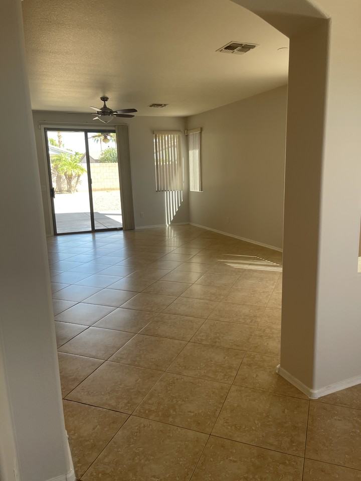 2114 E Cherry Hills Pl - Photo 5 of 40