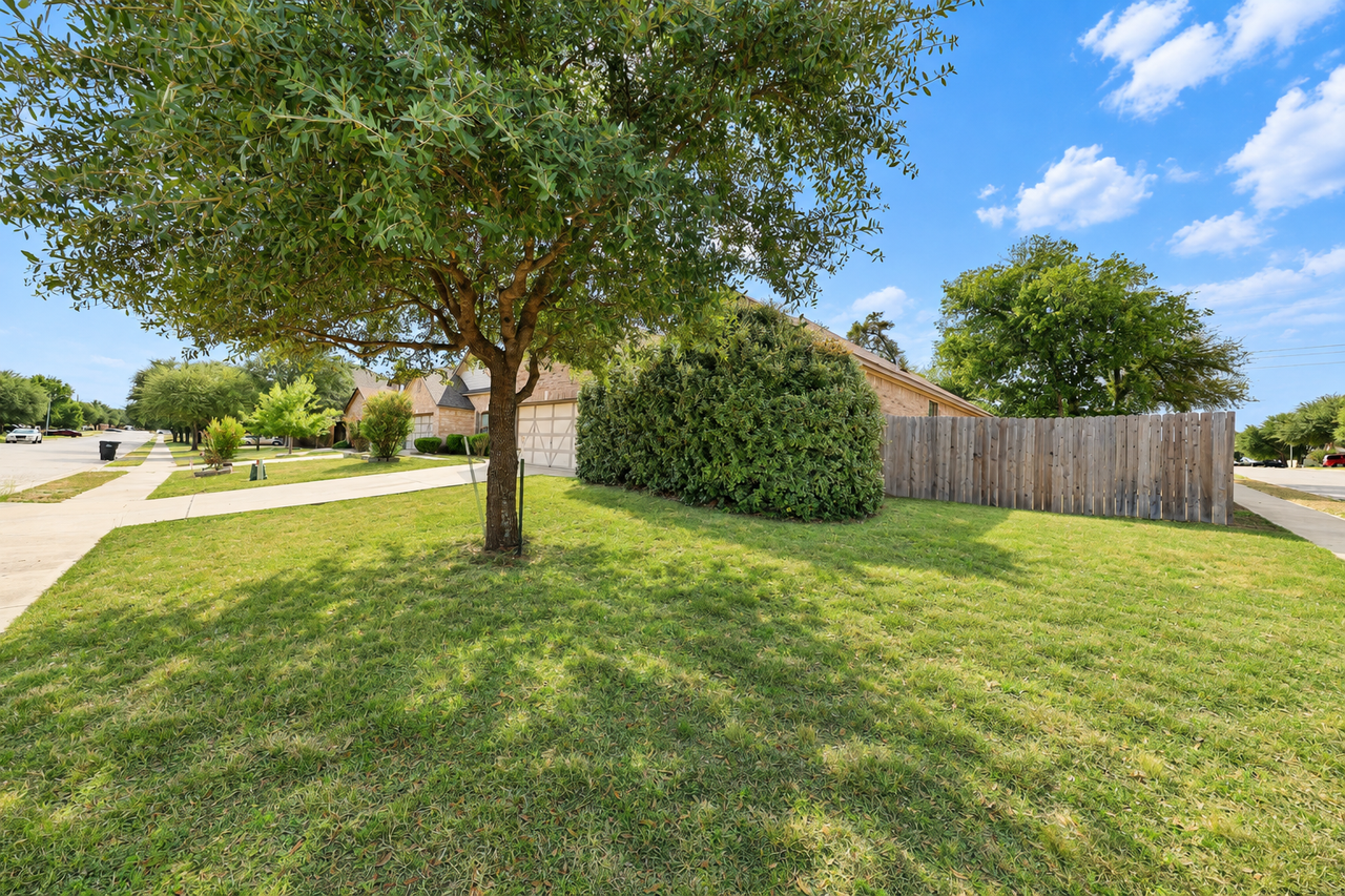 712 Tumbleweed Trl - Photo 3 of 23