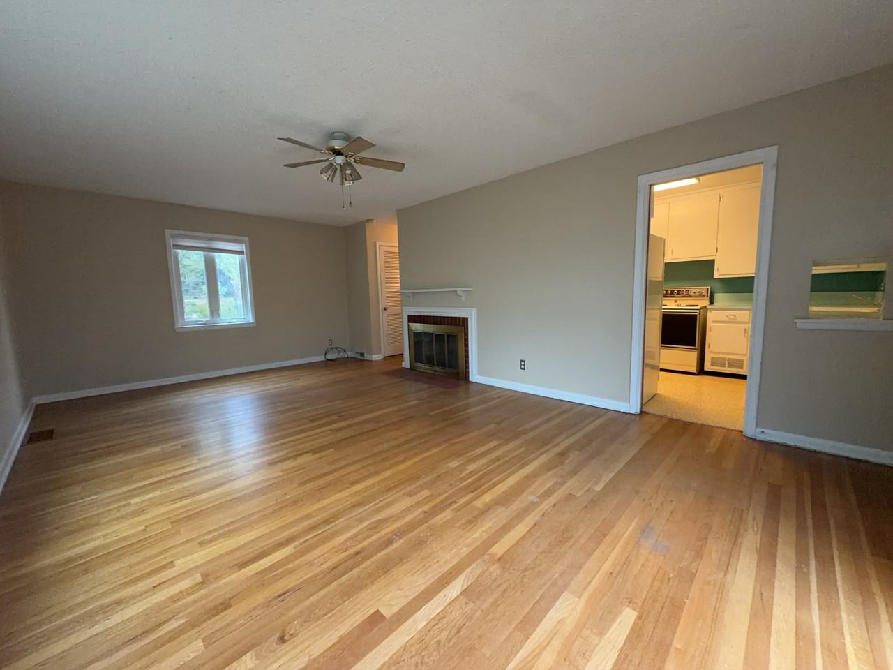 319 W Brookside St - Photo 3 of 11