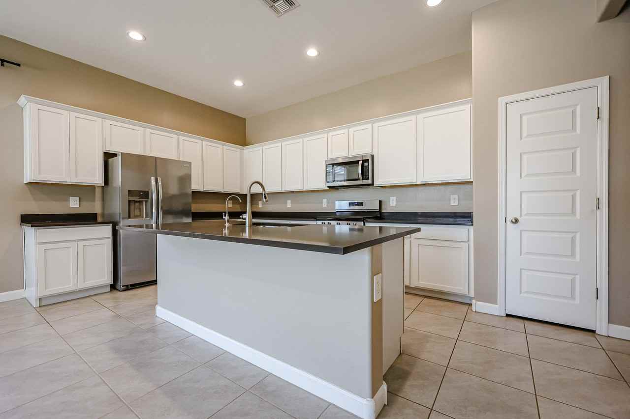 41027 W Shaver Dr - Photo 3 of 47