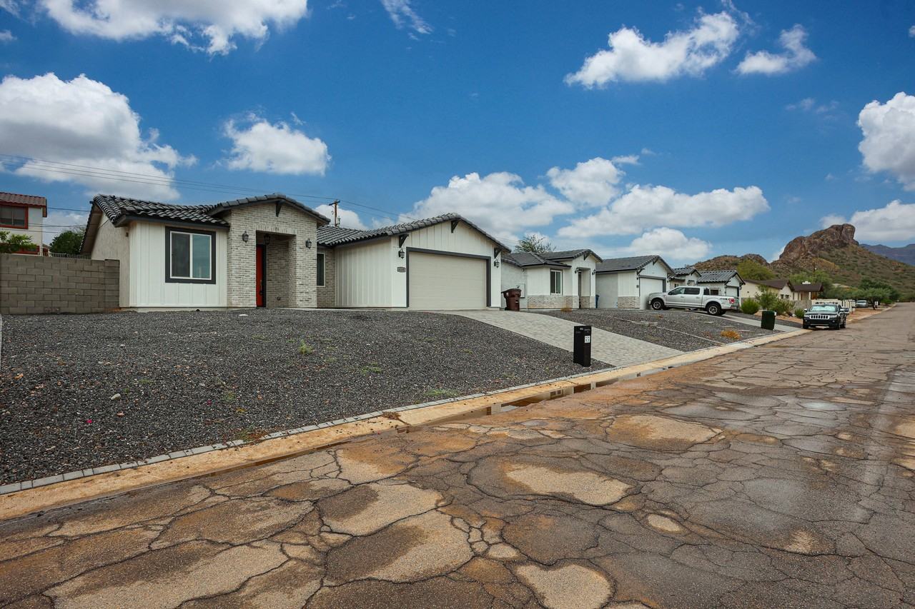 6208 S Eagle Pass Rd - Photo 2 of 49