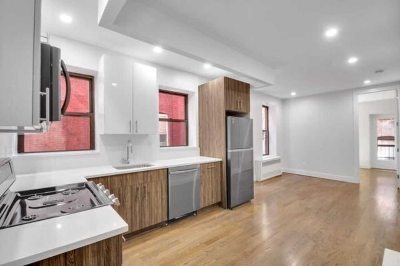 E 25th St #2R - Photo 2 of 6
