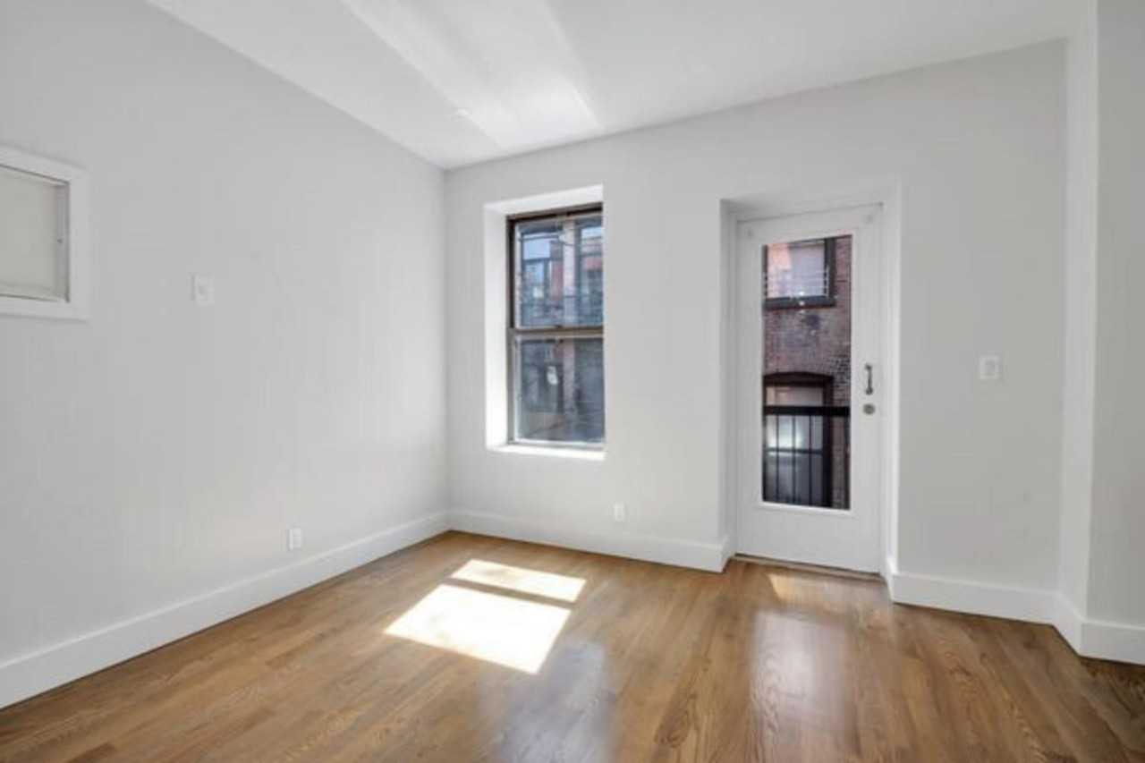 E 25th St #2R - Photo 4 of 6