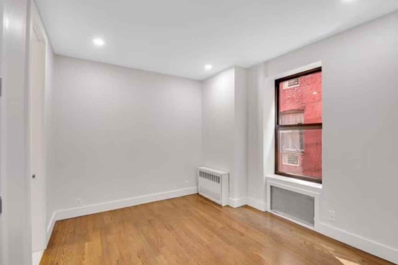 E 25th St #2R - Photo 5 of 6