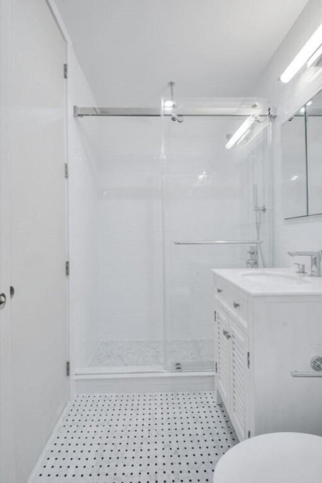 E 25th St #2R - Photo 6 of 6