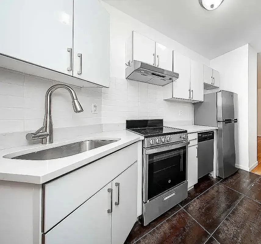 3238 48th St #3R - Photo 4 of 7