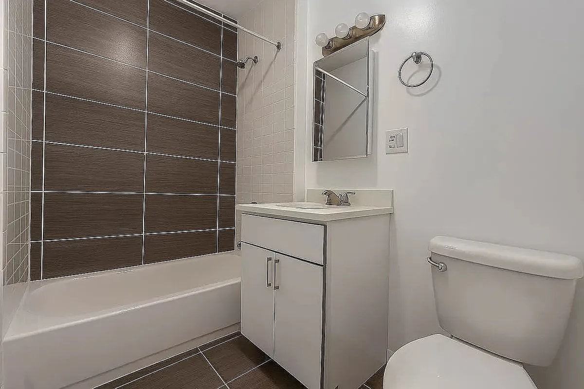 3238 48th St #3R - Photo 5 of 7