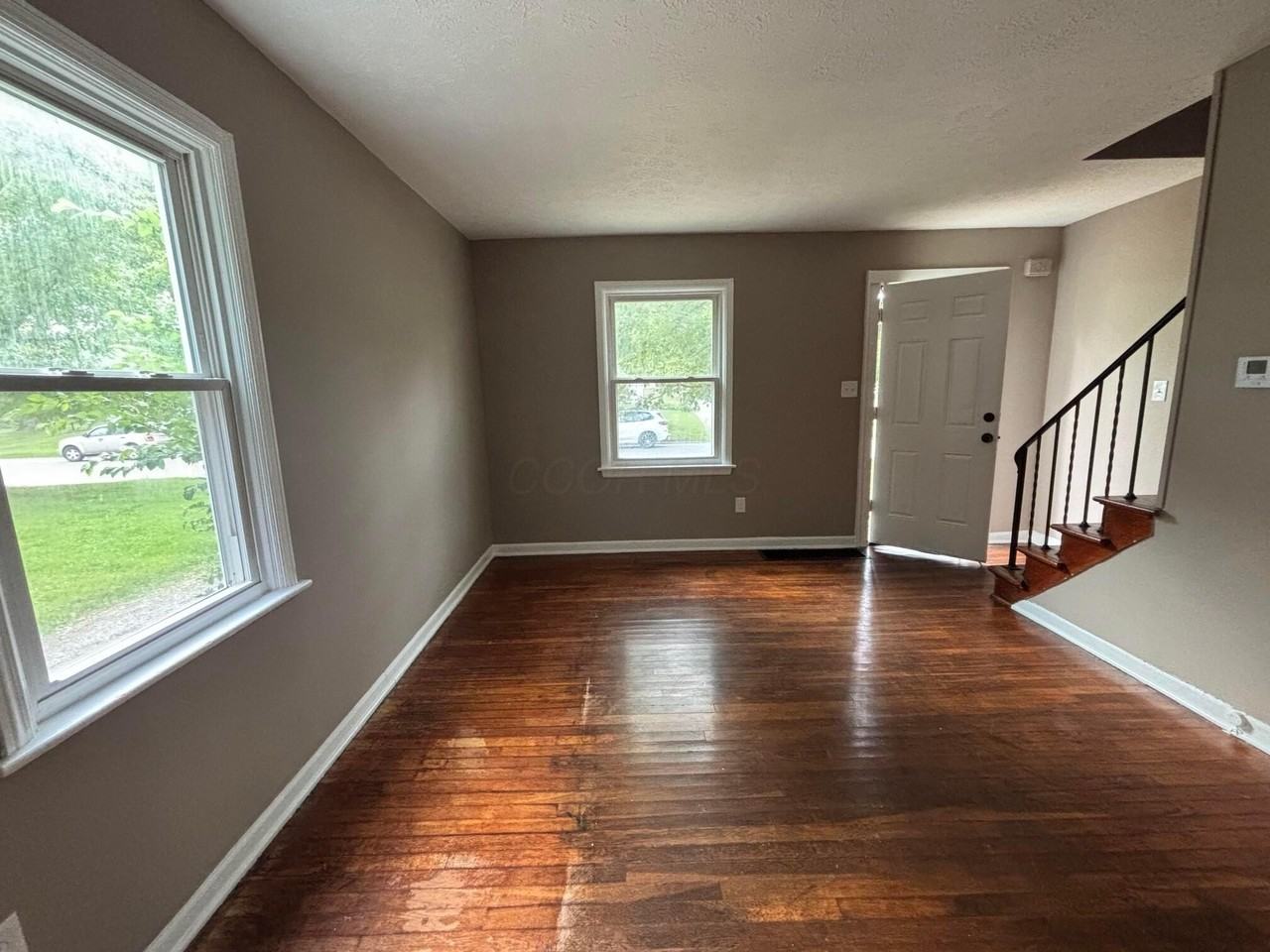 844 S Harris Ave - Photo 2 of 9