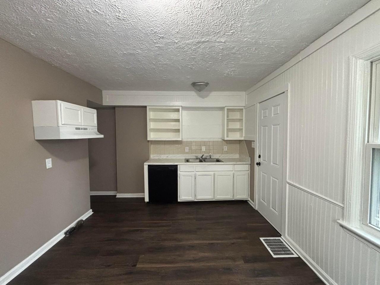 844 S Harris Ave - Photo 3 of 9