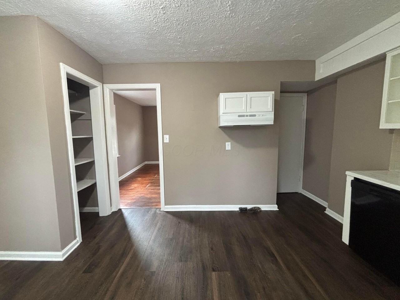 844 S Harris Ave - Photo 4 of 9