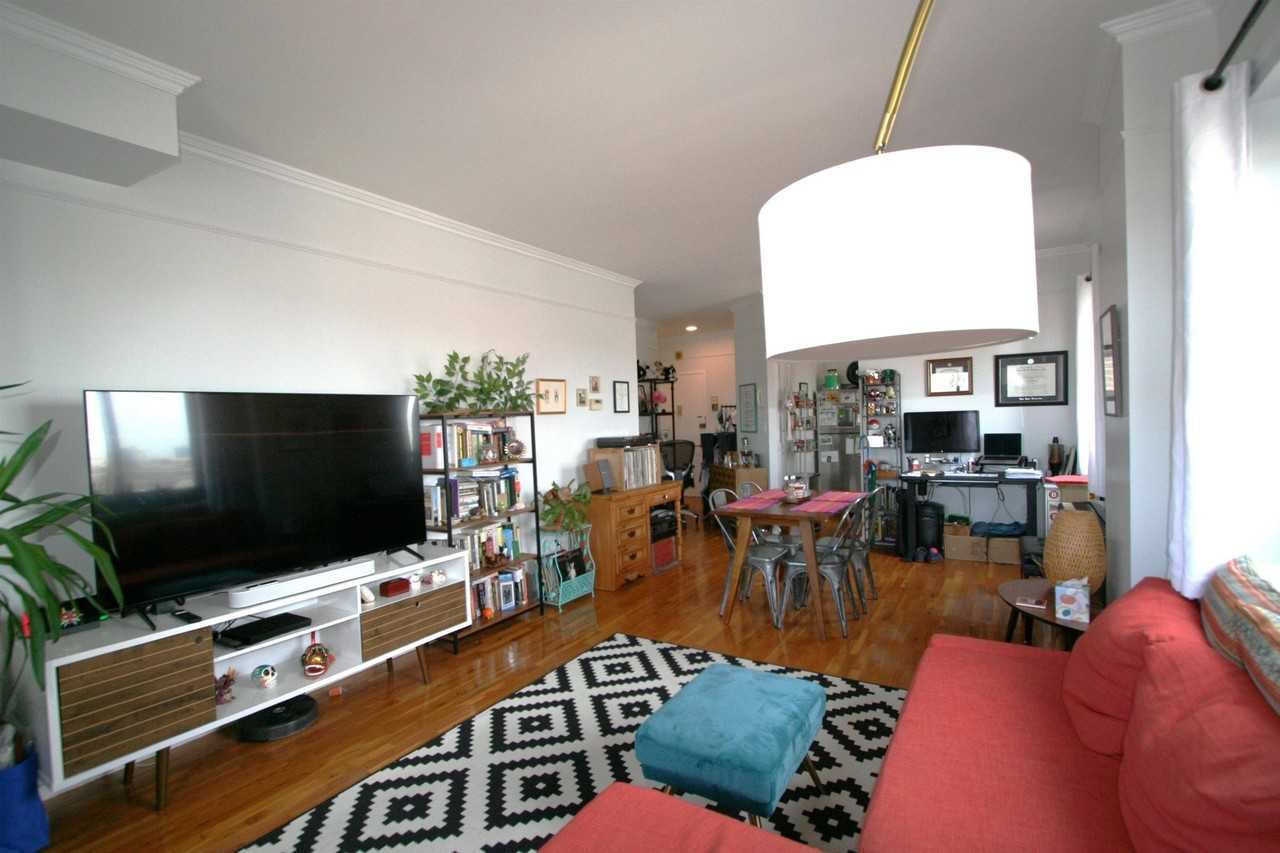 205 10th St #9P - Photo 3 of 24