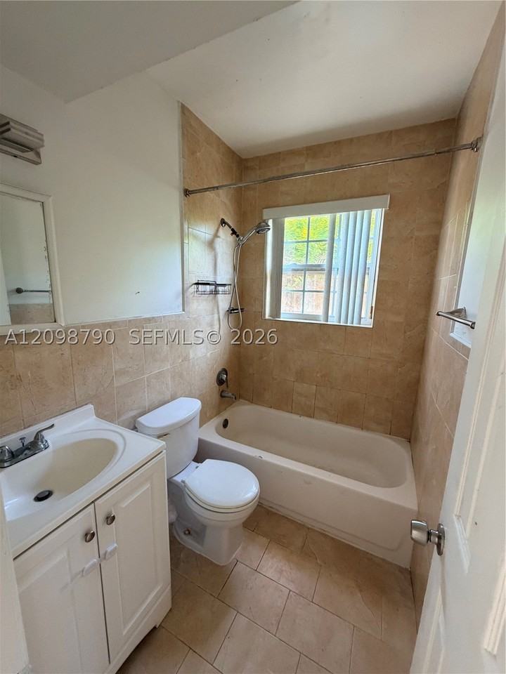 2772 Sw 23rd Ter #0 - Photo 5 of 11