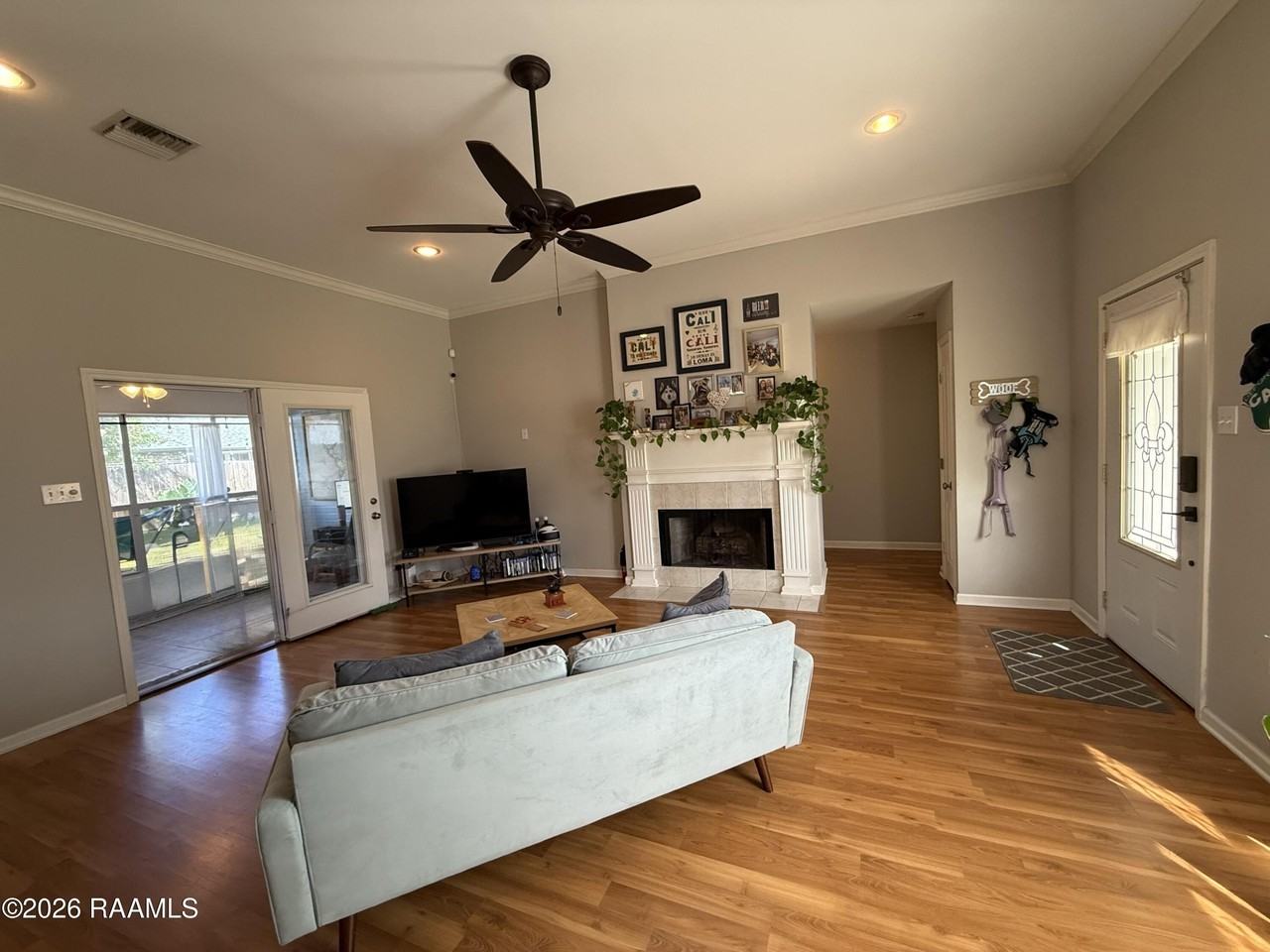 303 N Rushmore Ln - Photo 4 of 50