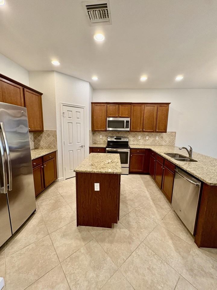 10199 Wellington Parc Dr - Photo 6 of 33