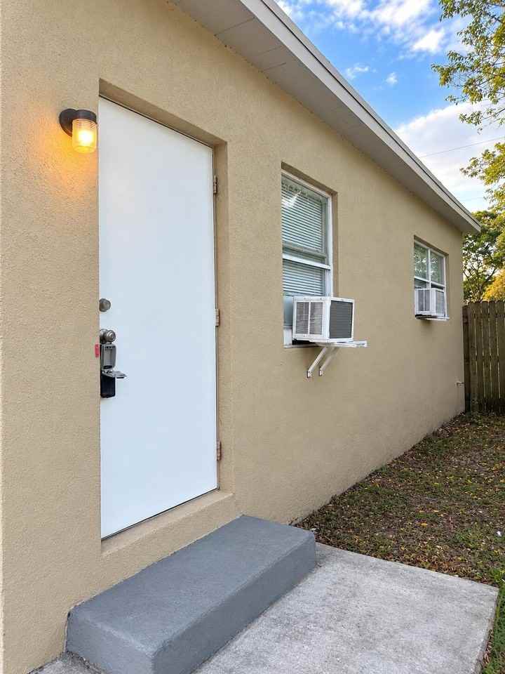 1711 Nw 7th St - Photo 3 of 16