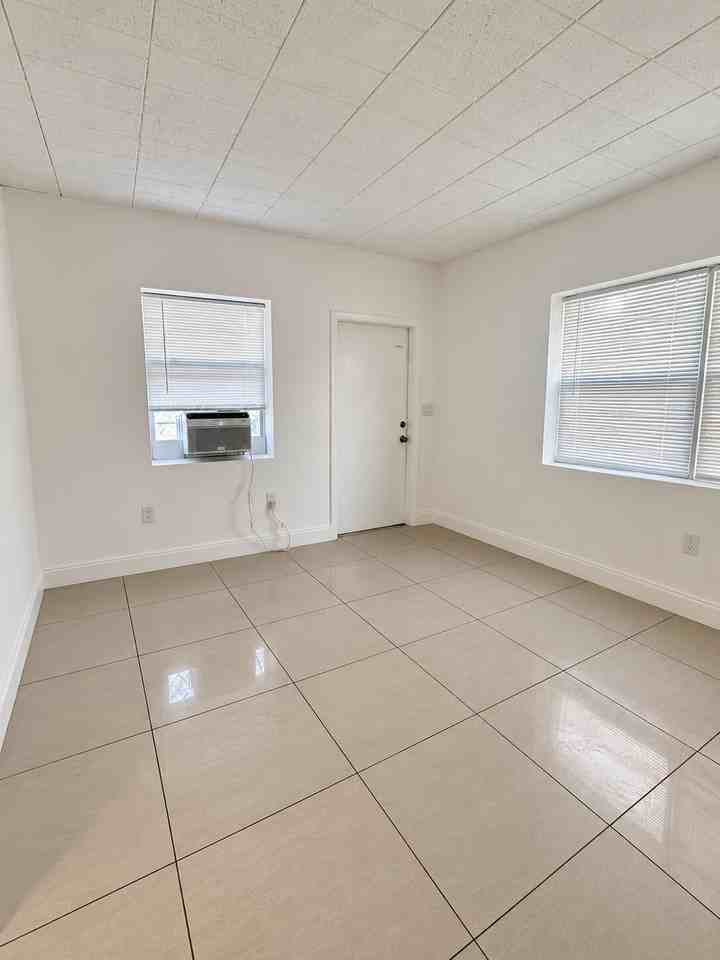 1711 Nw 7th St - Photo 4 of 16