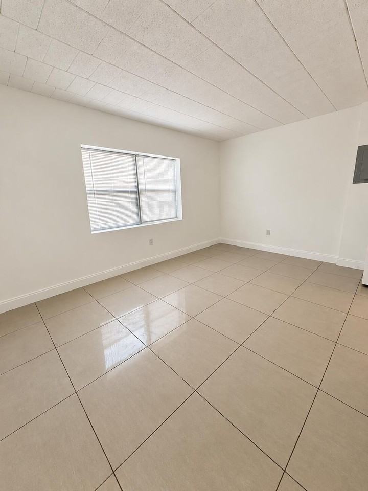 1711 Nw 7th St - Photo 5 of 16