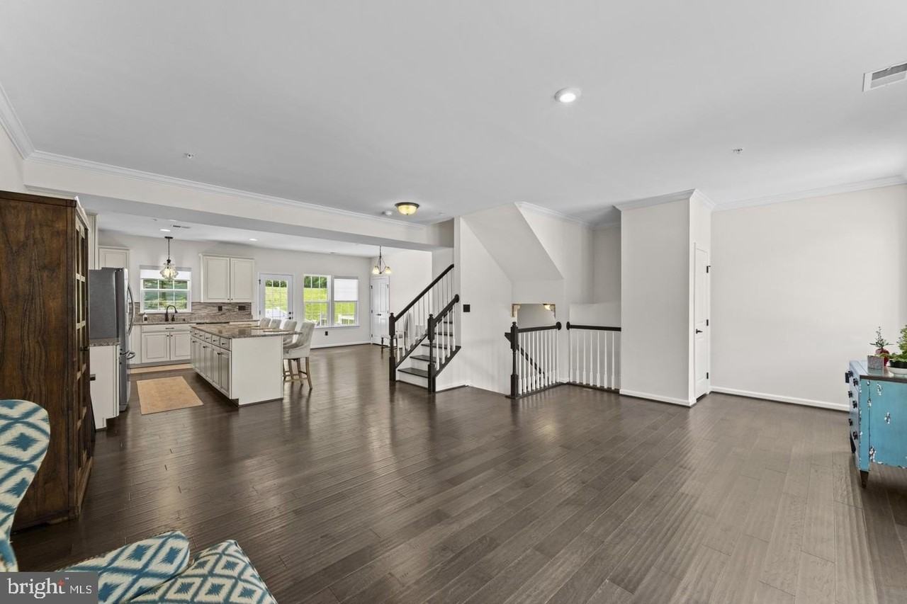 1305 Dickinson Ct - Photo 2 of 39