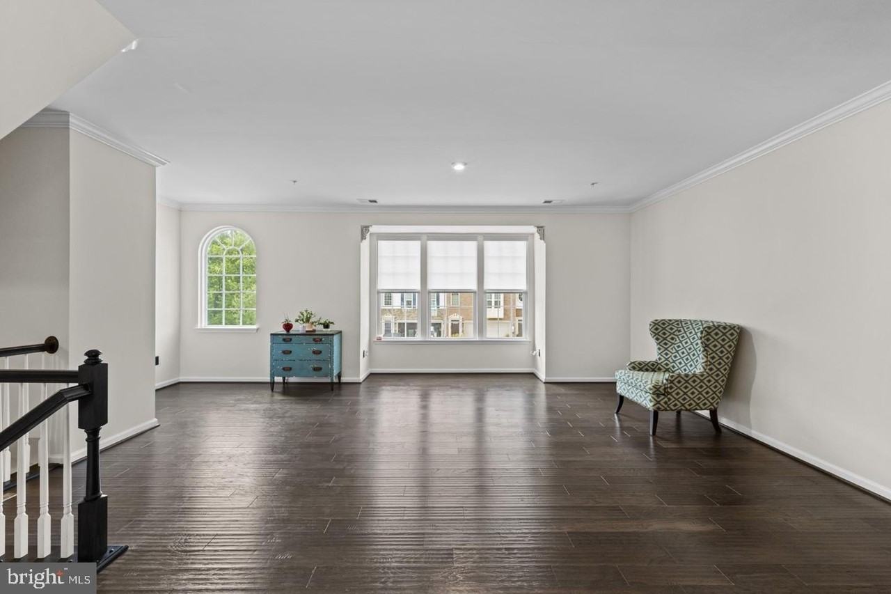 1305 Dickinson Ct - Photo 4 of 39