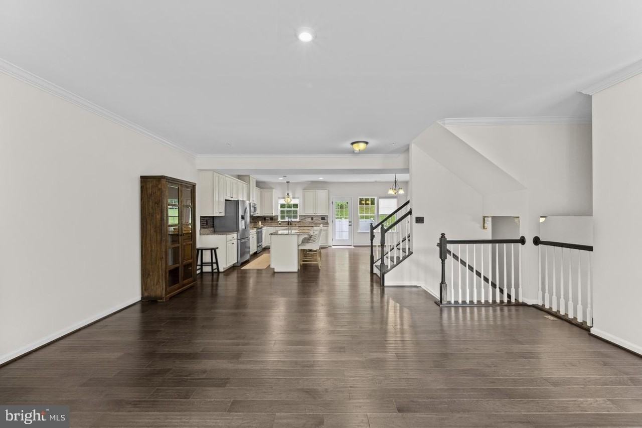 1305 Dickinson Ct - Photo 5 of 39