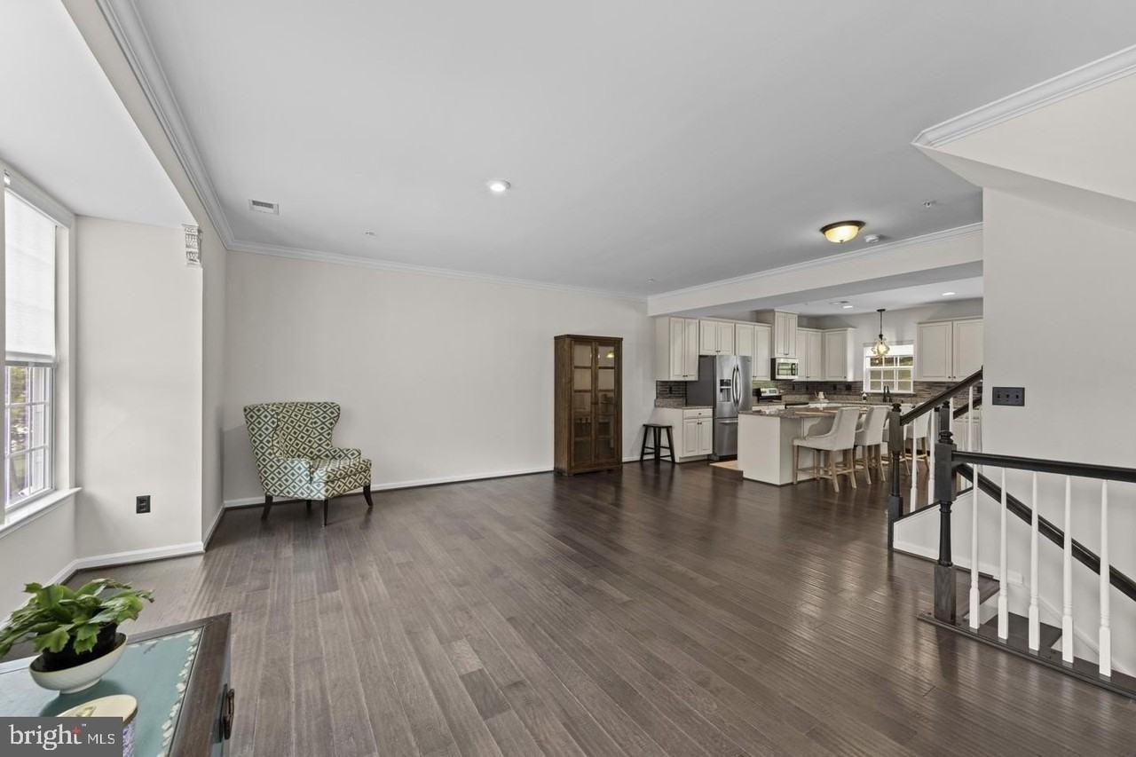 1305 Dickinson Ct - Photo 6 of 39