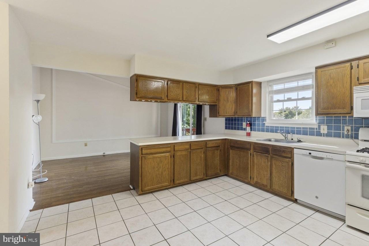 10701 Meynell Ct - Photo 4 of 31