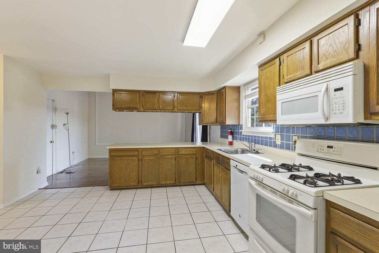 10701 Meynell Ct - Photo 5 of 31