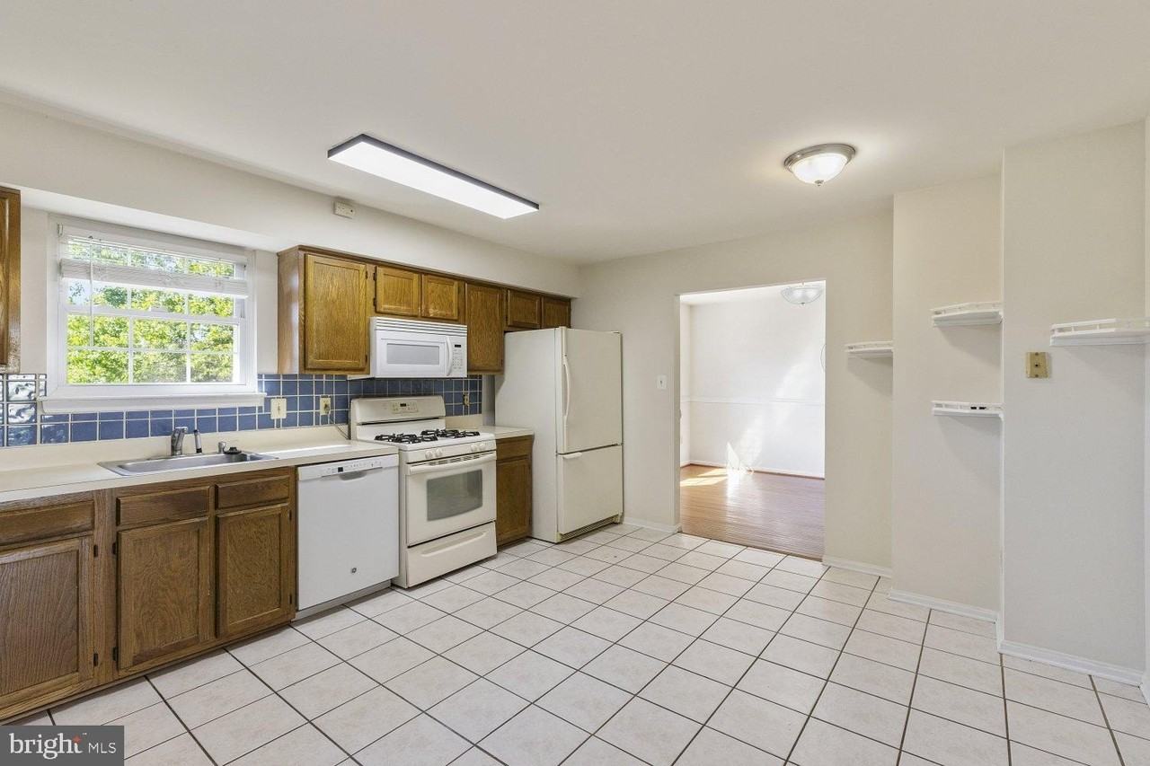 10701 Meynell Ct - Photo 6 of 31