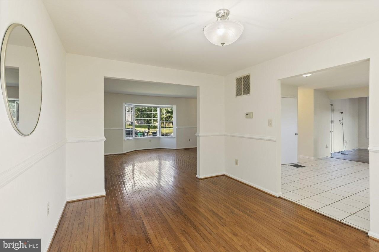 10701 Meynell Ct - Photo 7 of 31