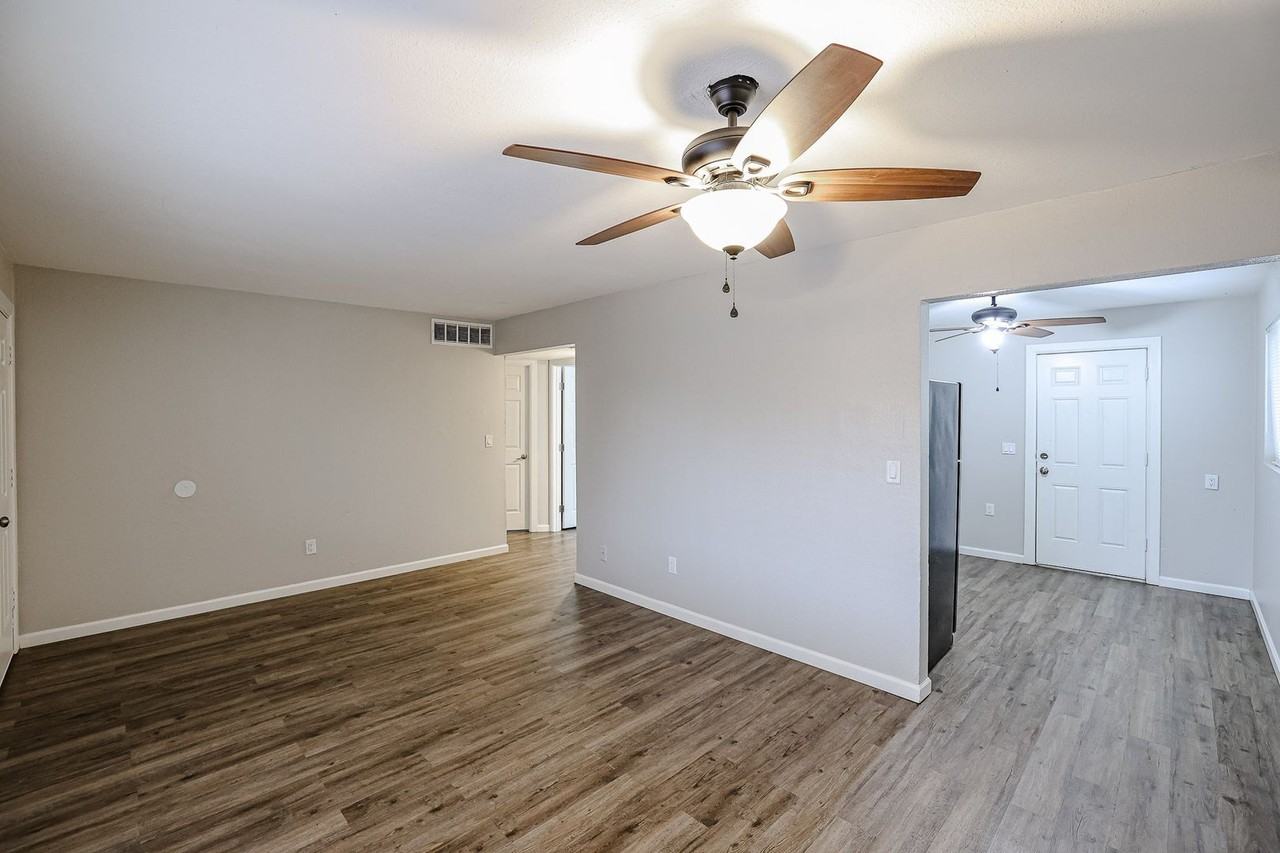 2321 N 39th Ave - Photo 3 of 19