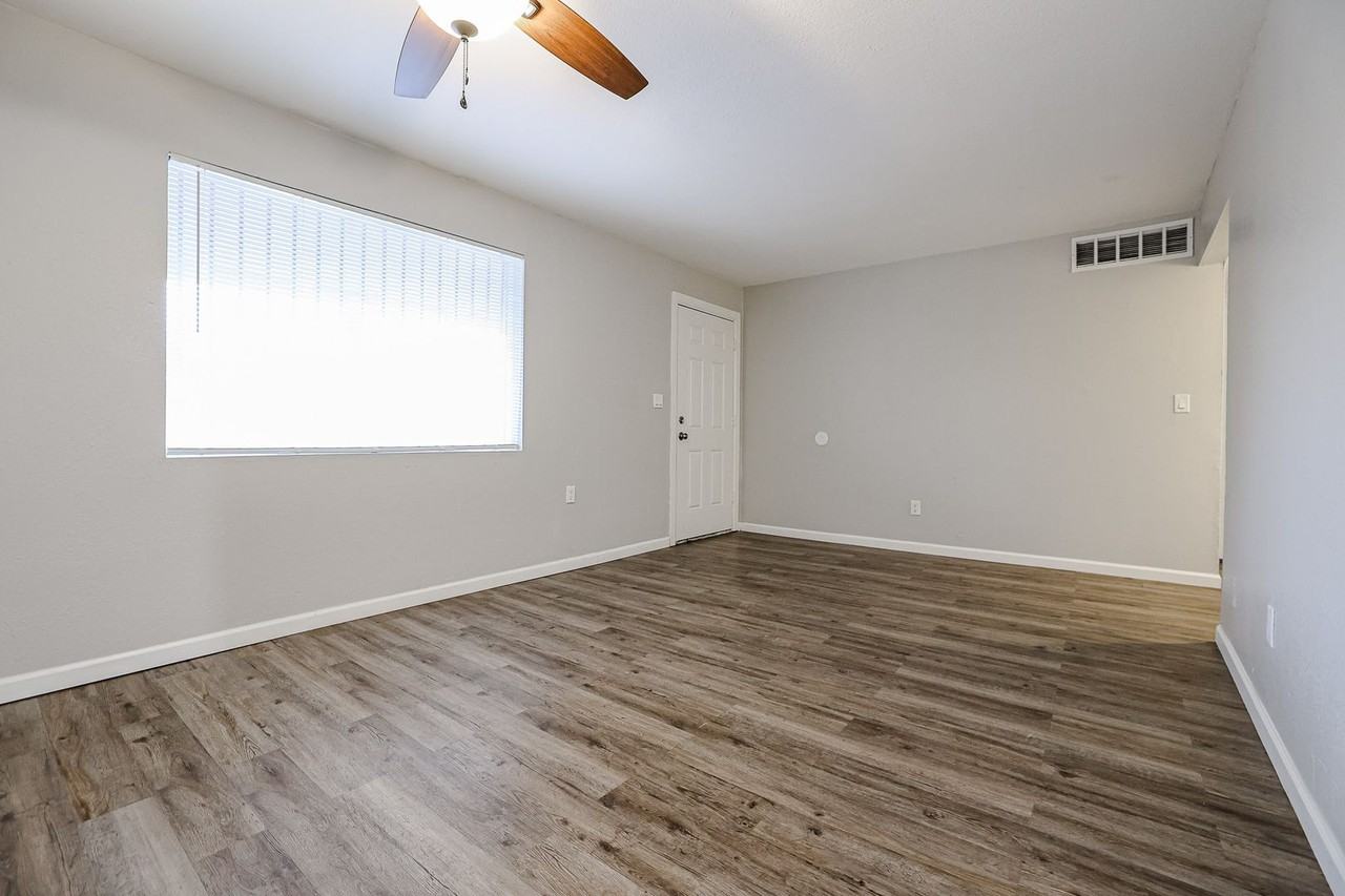 2321 N 39th Ave - Photo 4 of 19