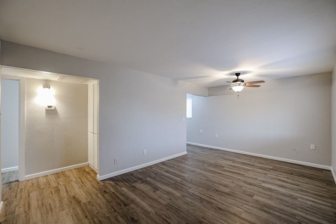 2321 N 39th Ave - Photo 5 of 19
