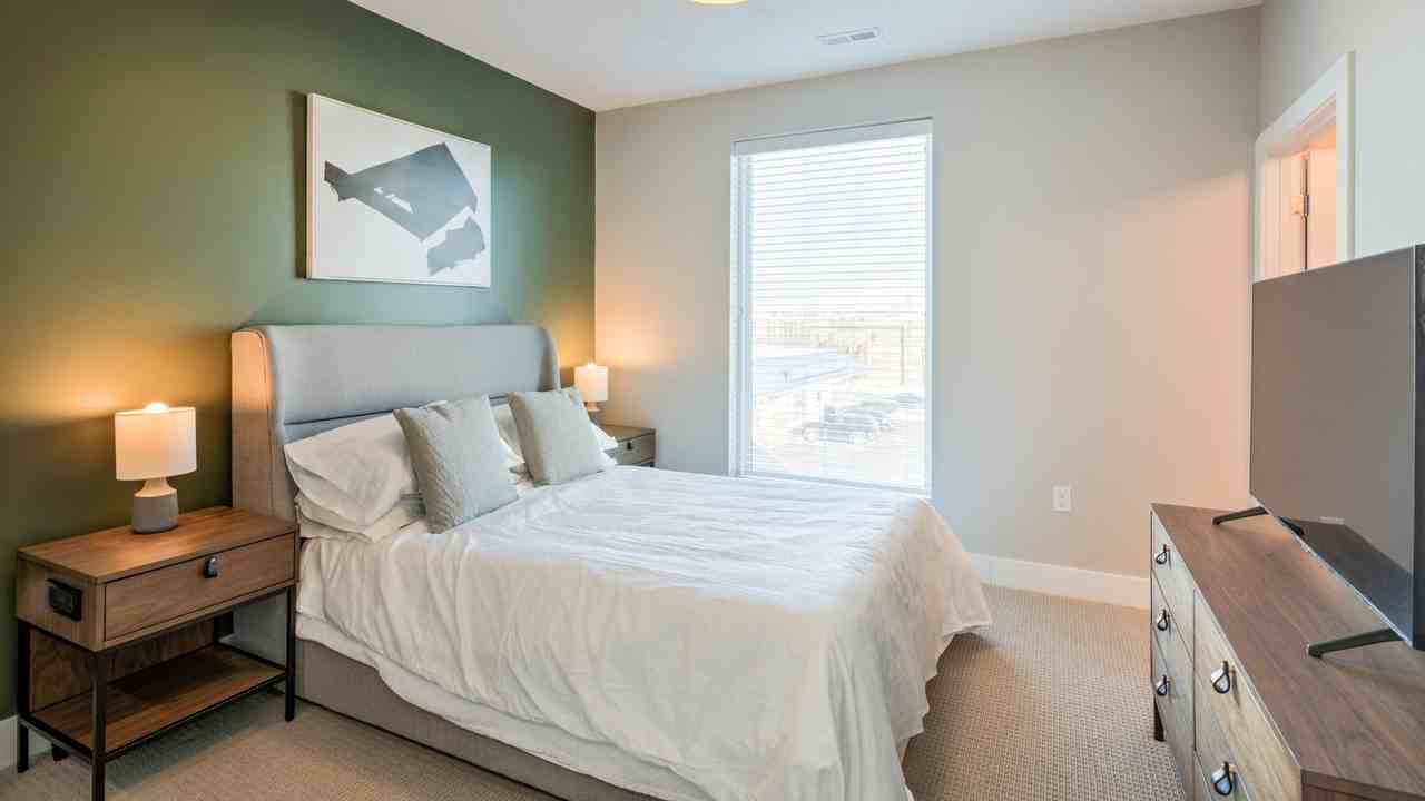 3045 Broadway Ave - Photo 4 of 50