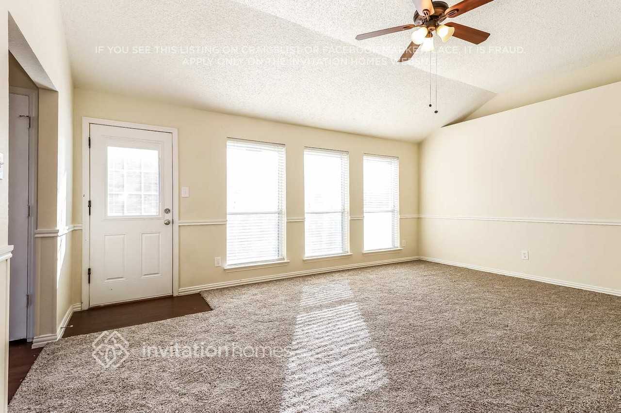 7006 Stetter Dr - Photo 3 of 18