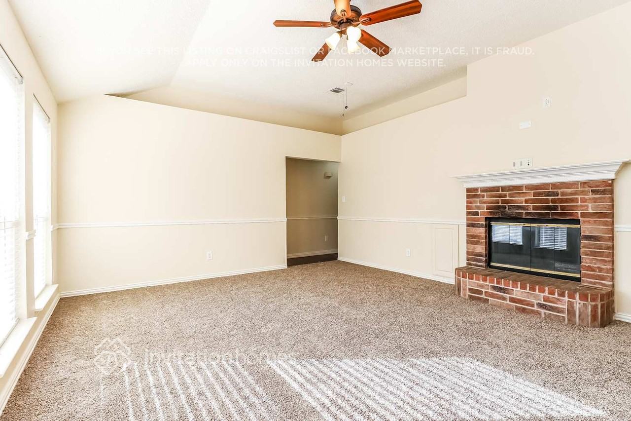 7006 Stetter Dr - Photo 4 of 18