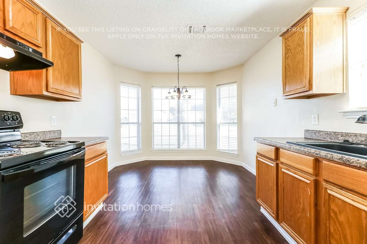 7006 Stetter Dr - Photo 7 of 18