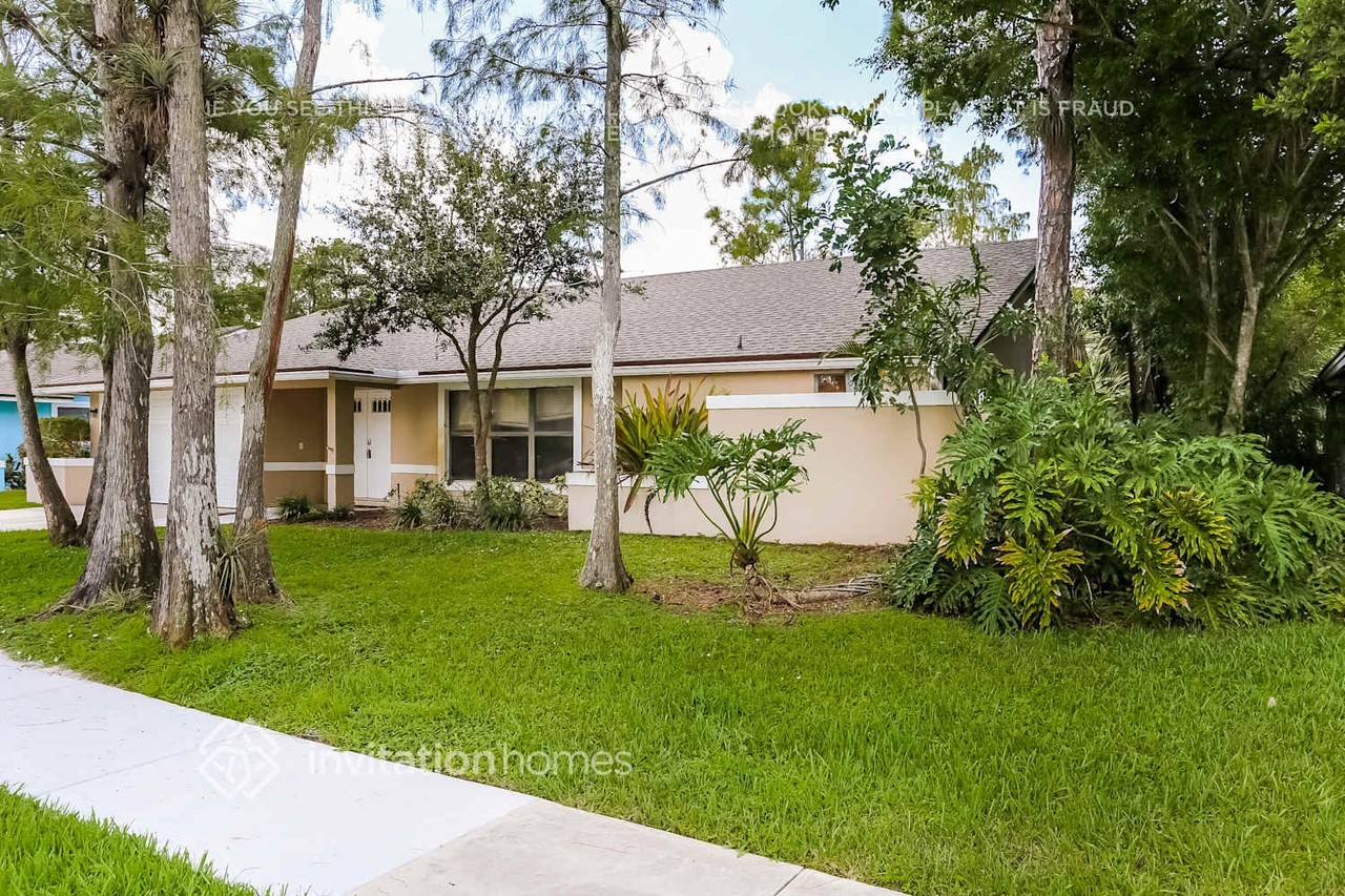 1511 Primrose Ln - Photo 2 of 21