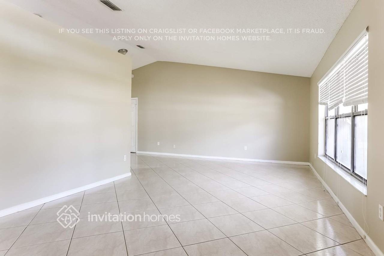 1511 Primrose Ln - Photo 4 of 21