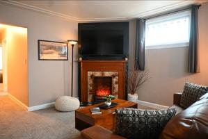 featured image of 822 E 4th St