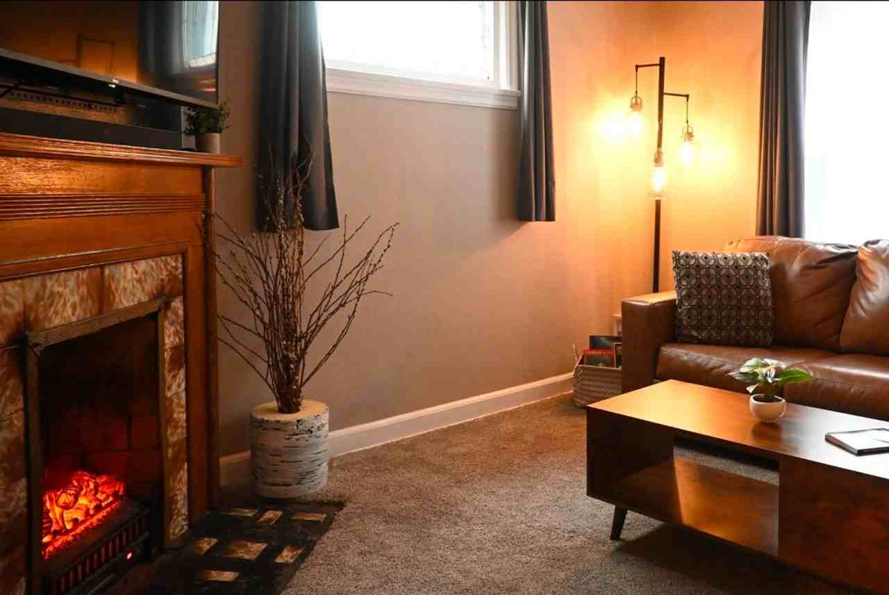 822 E 4th St #1640221P - Photo 2 of 26